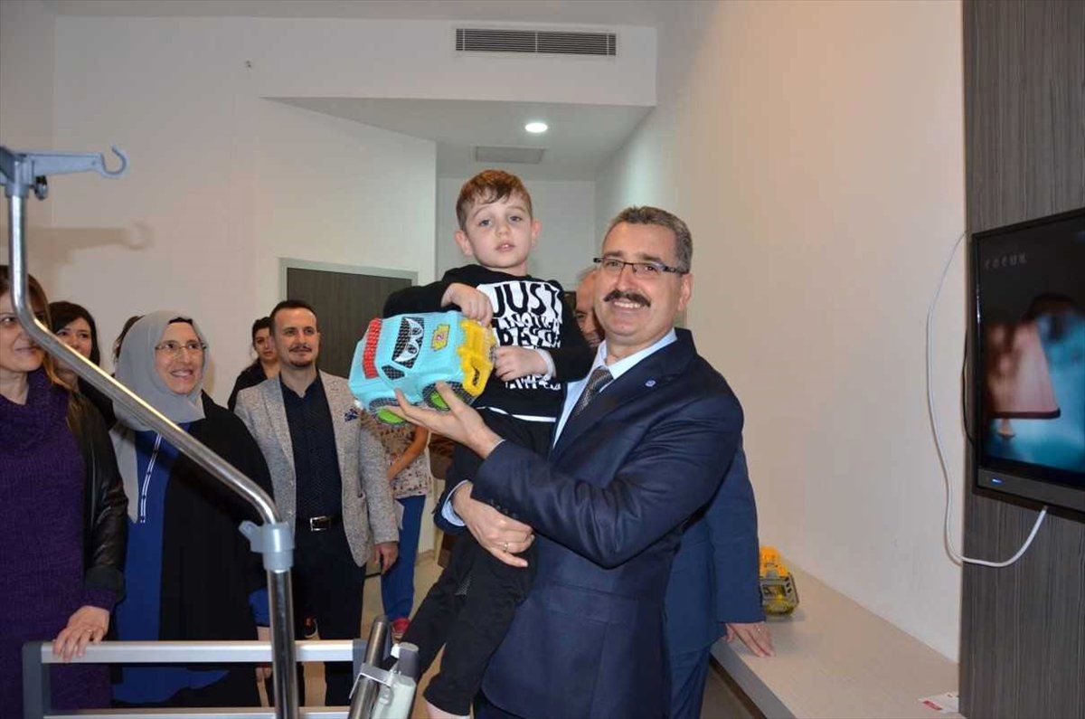 Üniversite Hastanesinde Tedavi Gören Çocukların Oyuncağı Rektör Şahin\'den