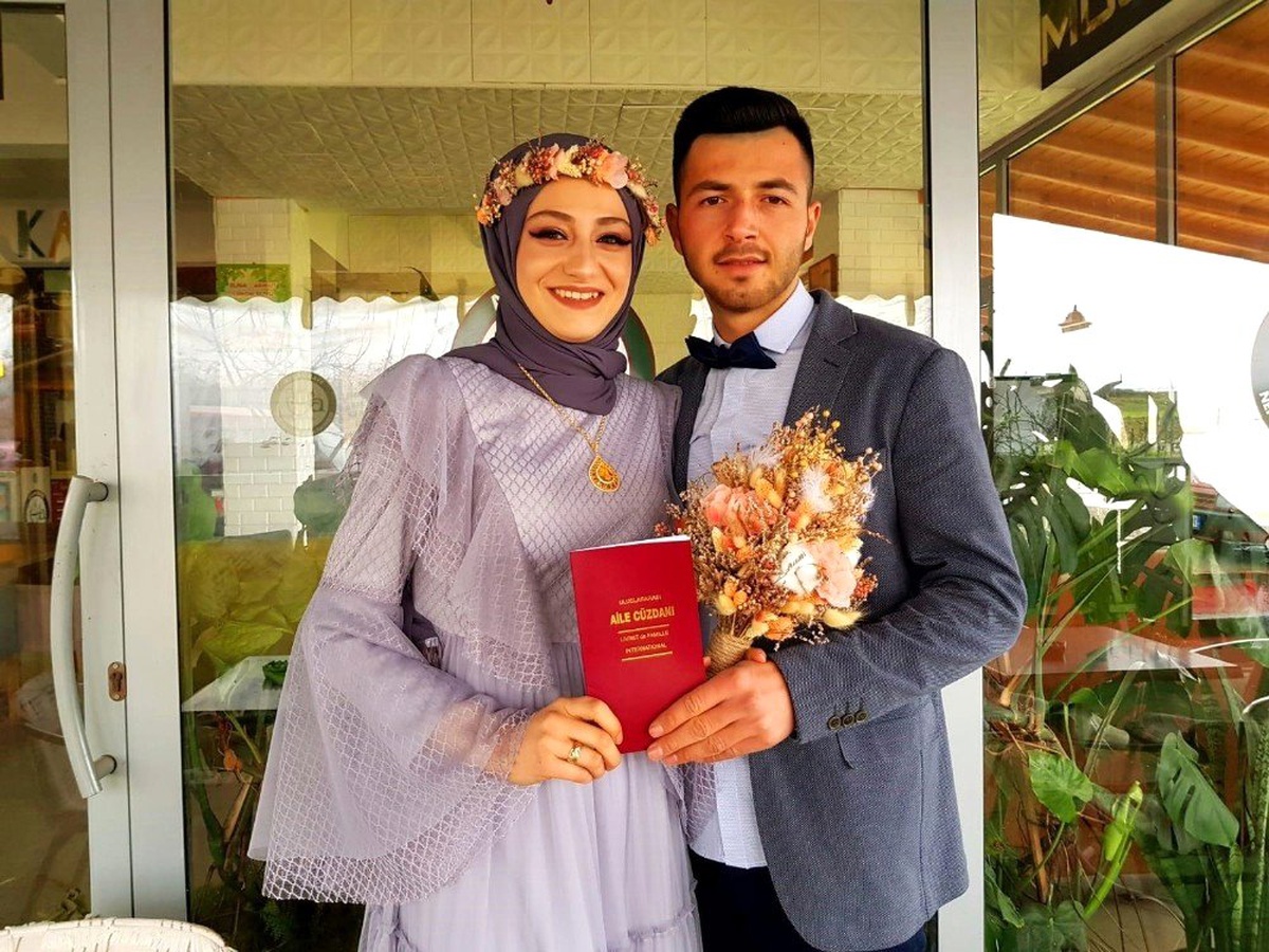 Unutmamak İçin 14 Şubat\'ta Nikah Masasına Oturdu