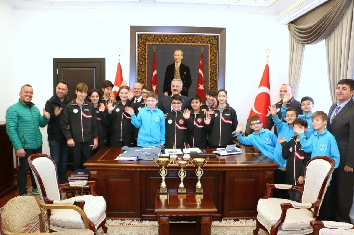 Vali\'den Masa Tenisi Sporcularına Maç Talebi