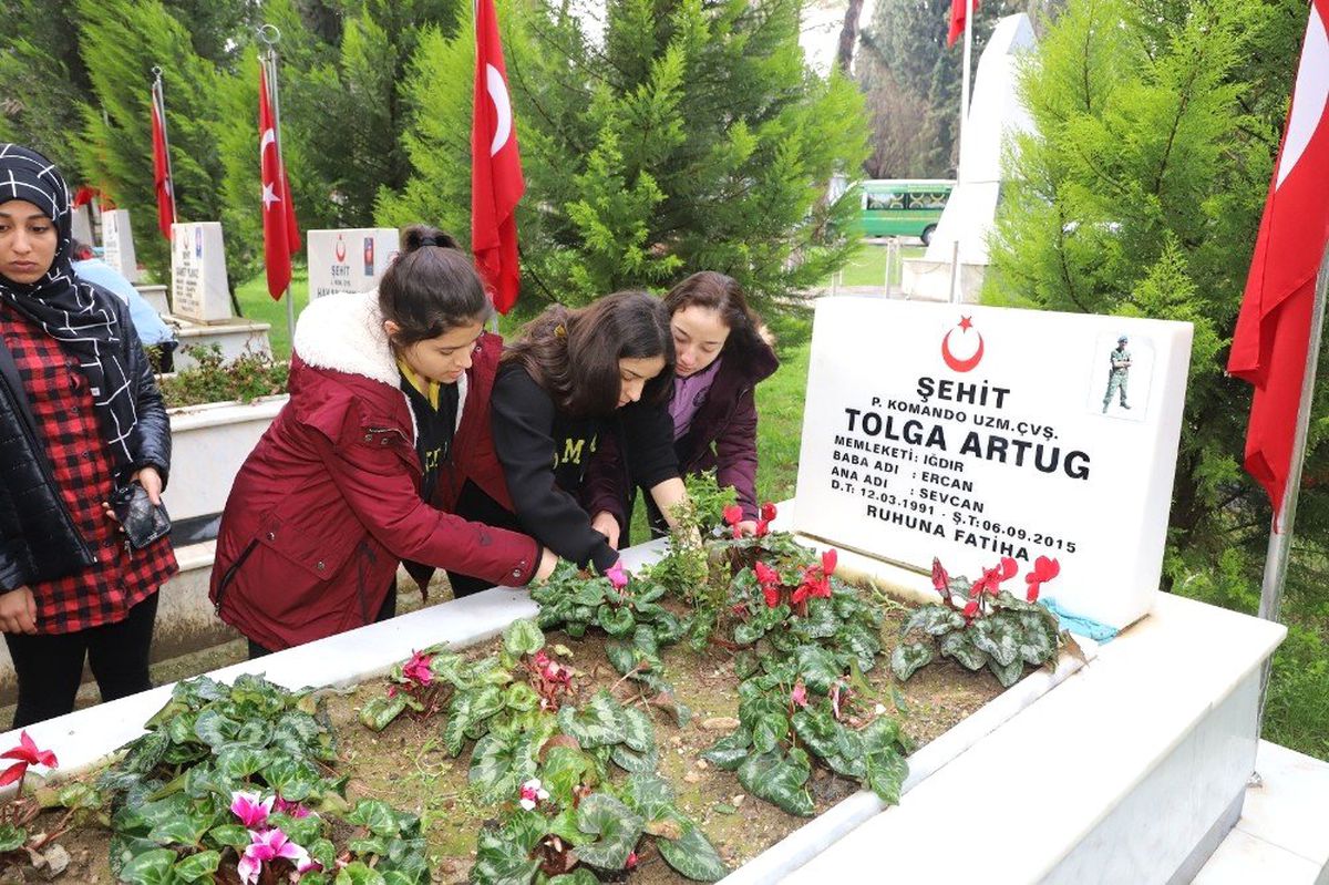 Vatan Aşktan Üstündür\' Diyerek Sevgililer Günü\'nde Şehitliği Ziyaret Ettiler