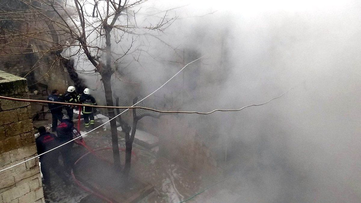 Yangında Dumandan Etkilenen 2 Suriyeli Çocuk Hastaneye Kaldırıldı