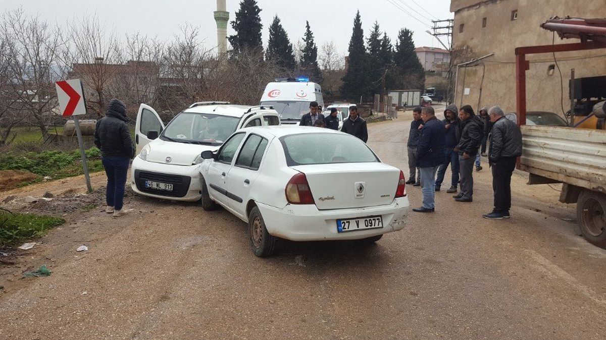 Yavuzeli\'nde İki Araç Kafa Kafaya Çarpıştı: 3 Yaralı