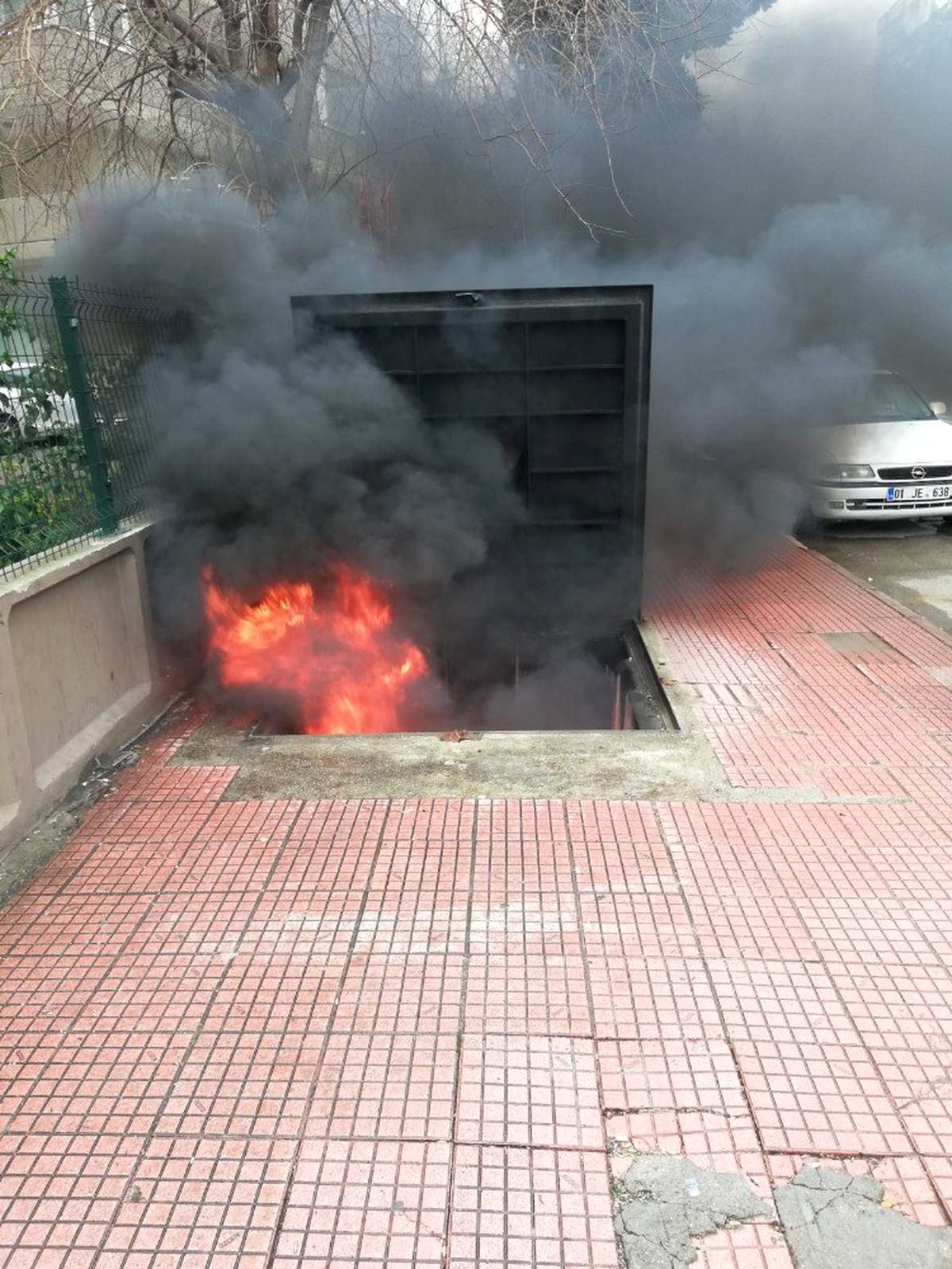Yer Altı Çöp Konteynerine Atılan İzmarit Yangın Çıkardı