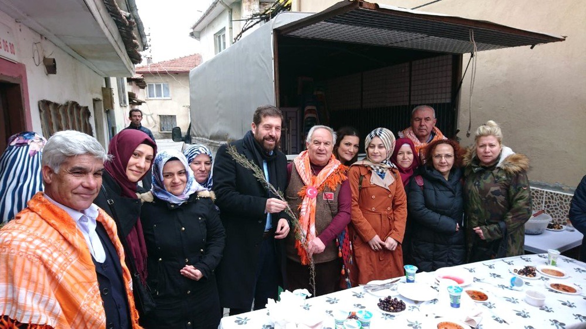 Yörükler Derneği\'nden \'Sevgililer Gününde\' Fidan Dağıtımı