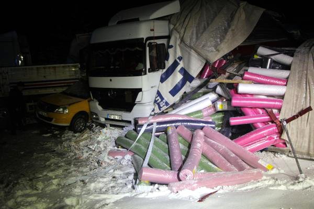 13 Aracın Karıştığı Kaza Nedeniyle Kapanan Yol, Açıldı
