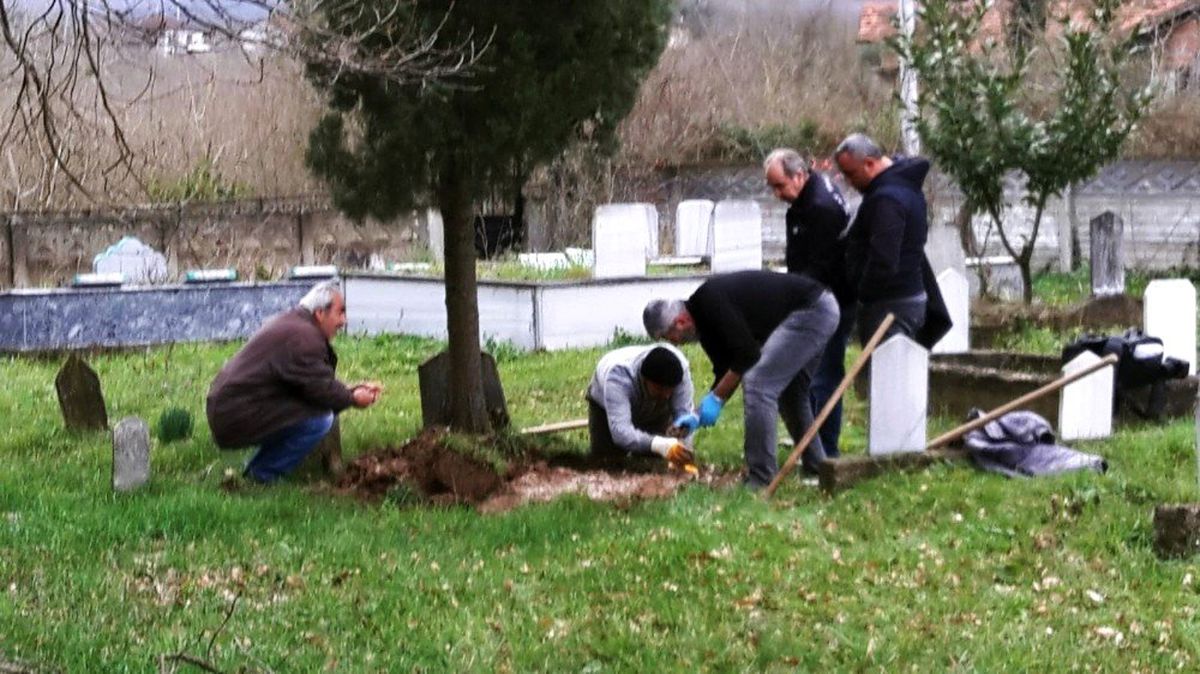 40 Yıl Önce Ölen Çocuklarının Mezarını Açtırdılar