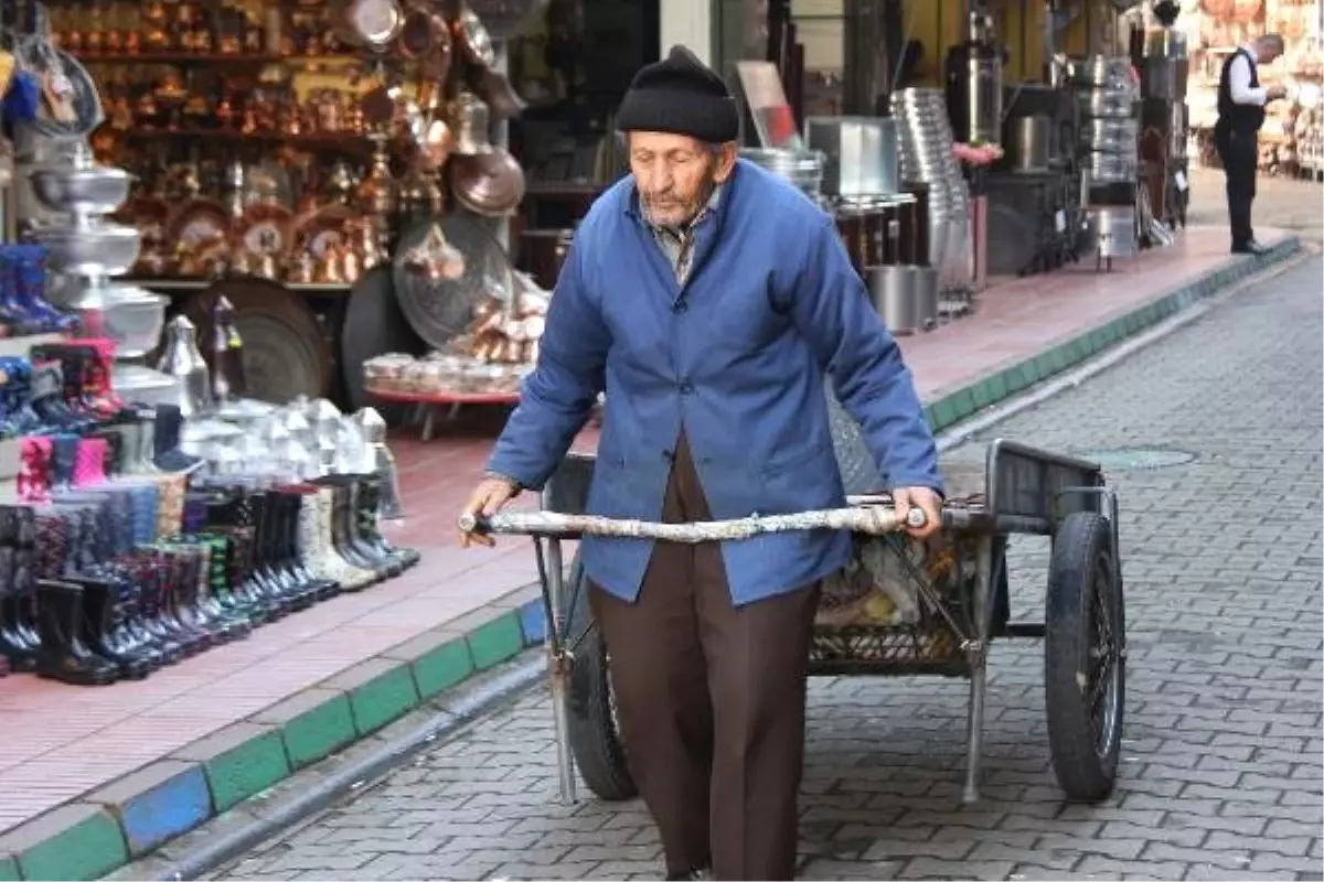 40 Yıldır, 2 Tekerlekli El Arabasıyla Yük Taşıyor