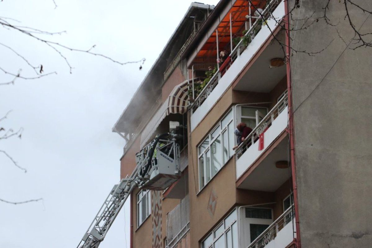 7 Katlı Binada Çıkan Yangın Paniğe Neden Oldu