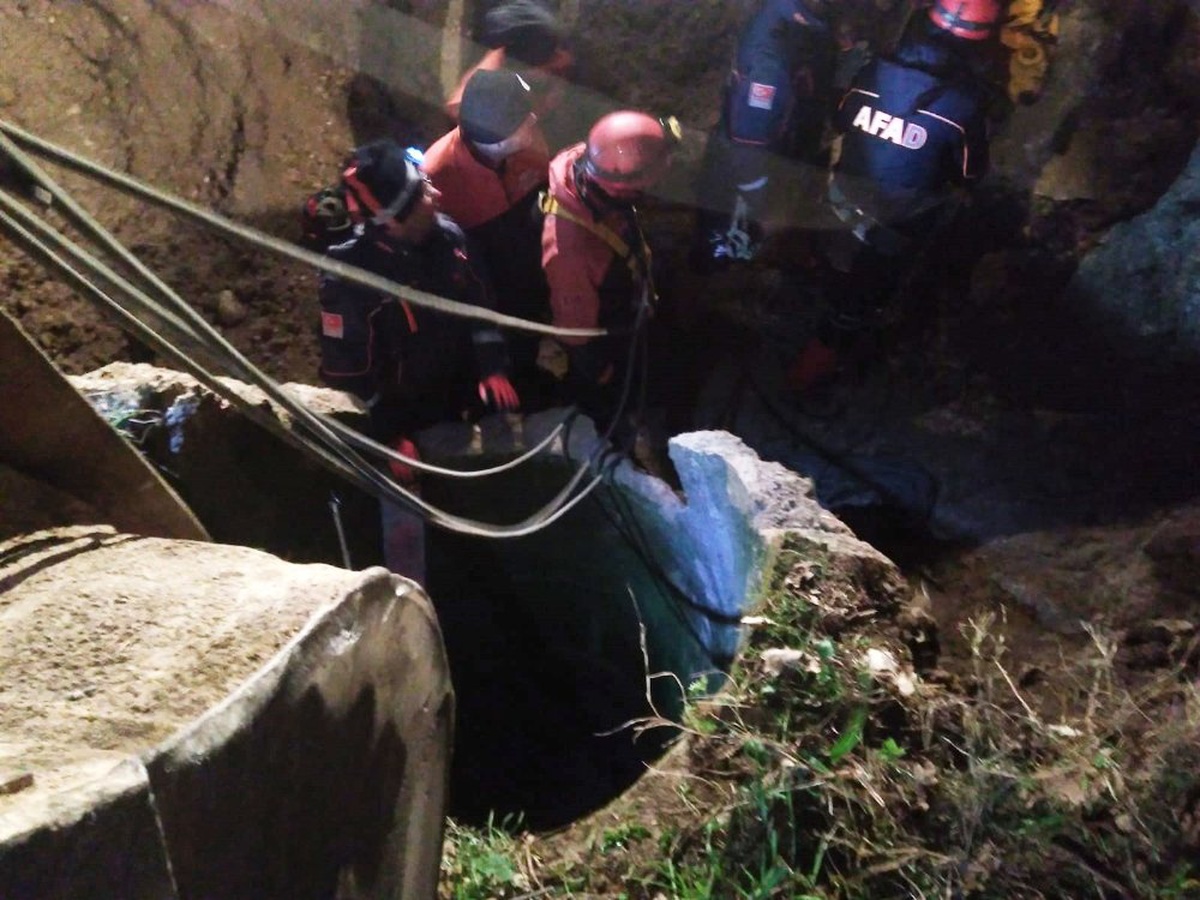 8 Metrelik Su Kuyusuna Düşen 400 Kiloluk İnek Böyle Kurtarıldı