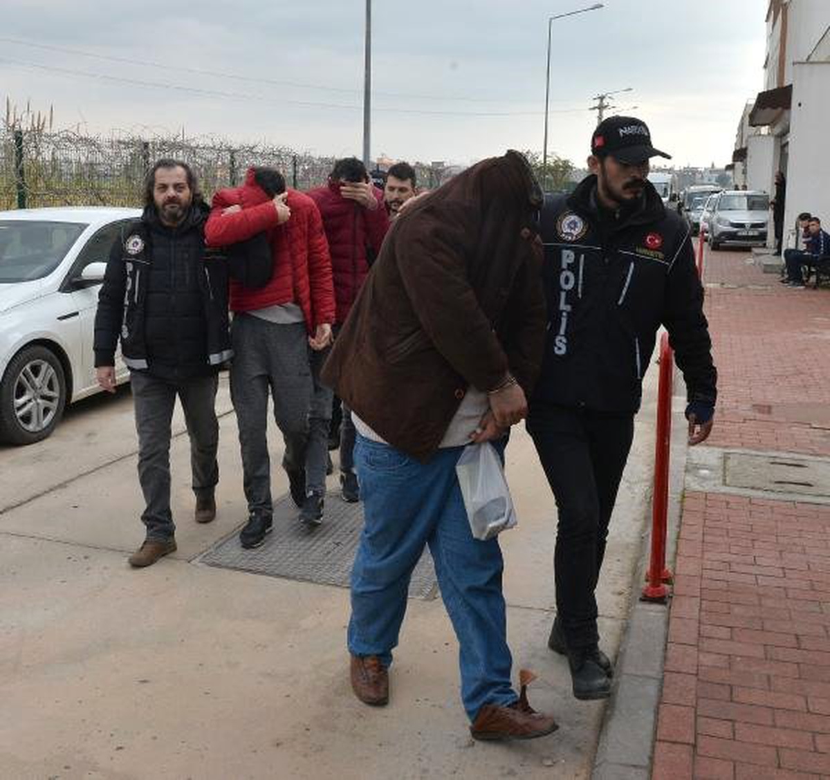 Adana\'daki Uyuşturucu Operasyonunda Biri Uzman Çavuş, 2 Tutuklama