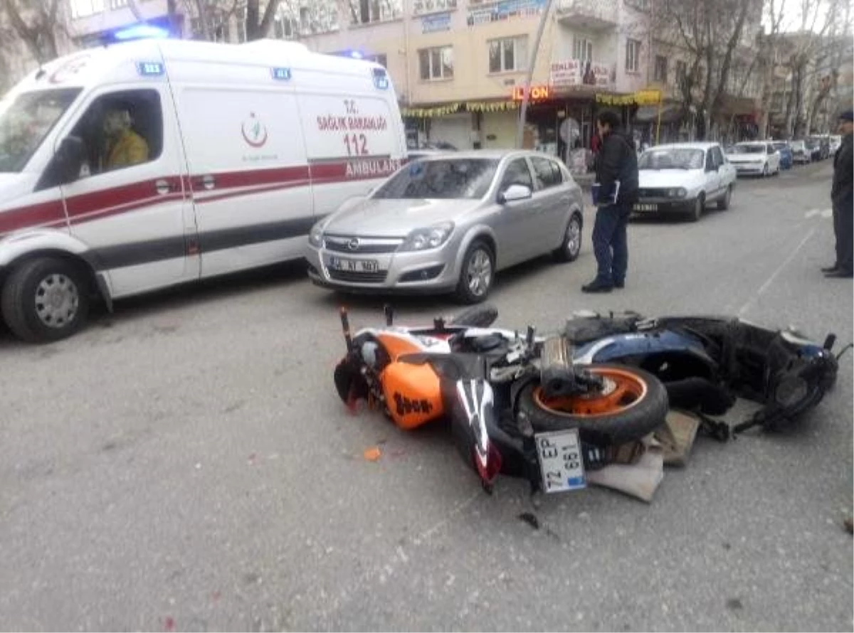 Adıyaman\'da Motosikletler Çarpıştı: 3 Yaralı