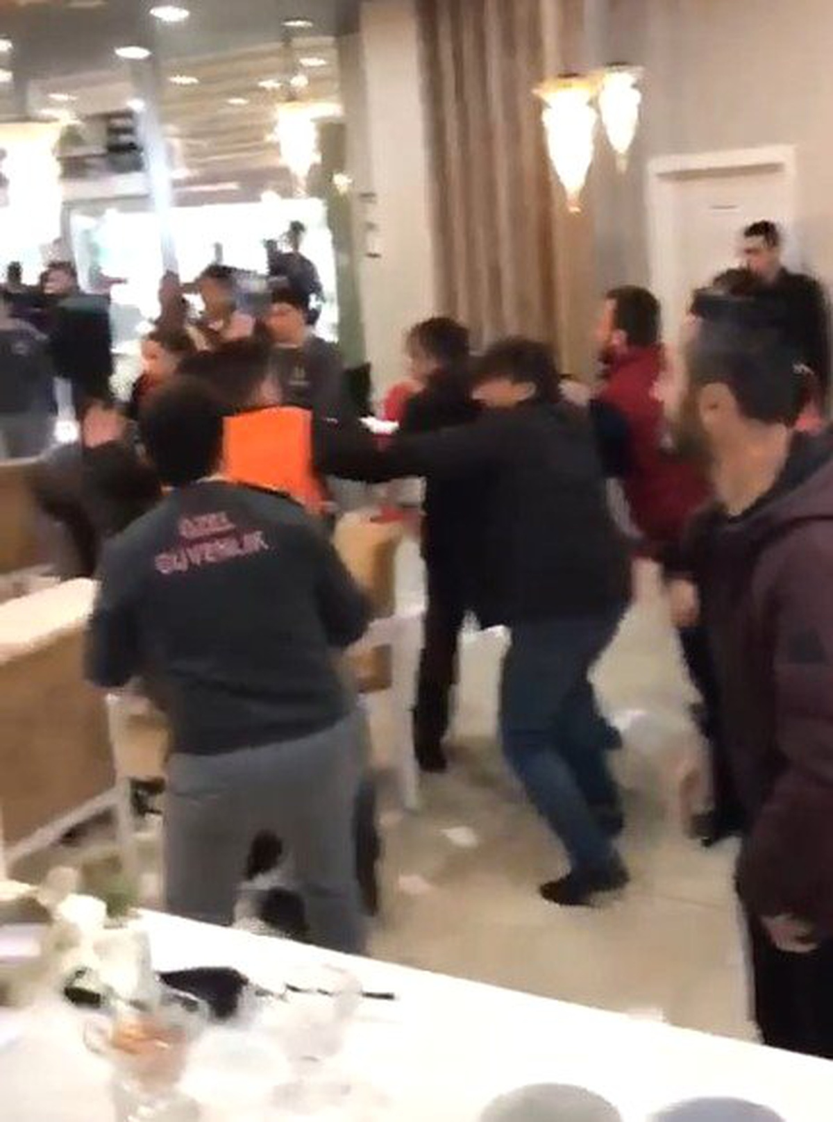Avm\'deki Kavgayı Güvenlik Görevlileri Güçlükle Engelledi