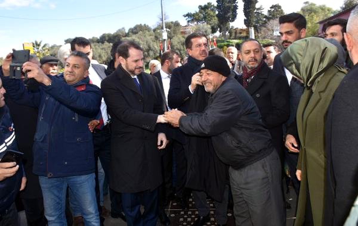 Bakan Albayrak, İzmir\'de Esnafı Ziyaret Etti