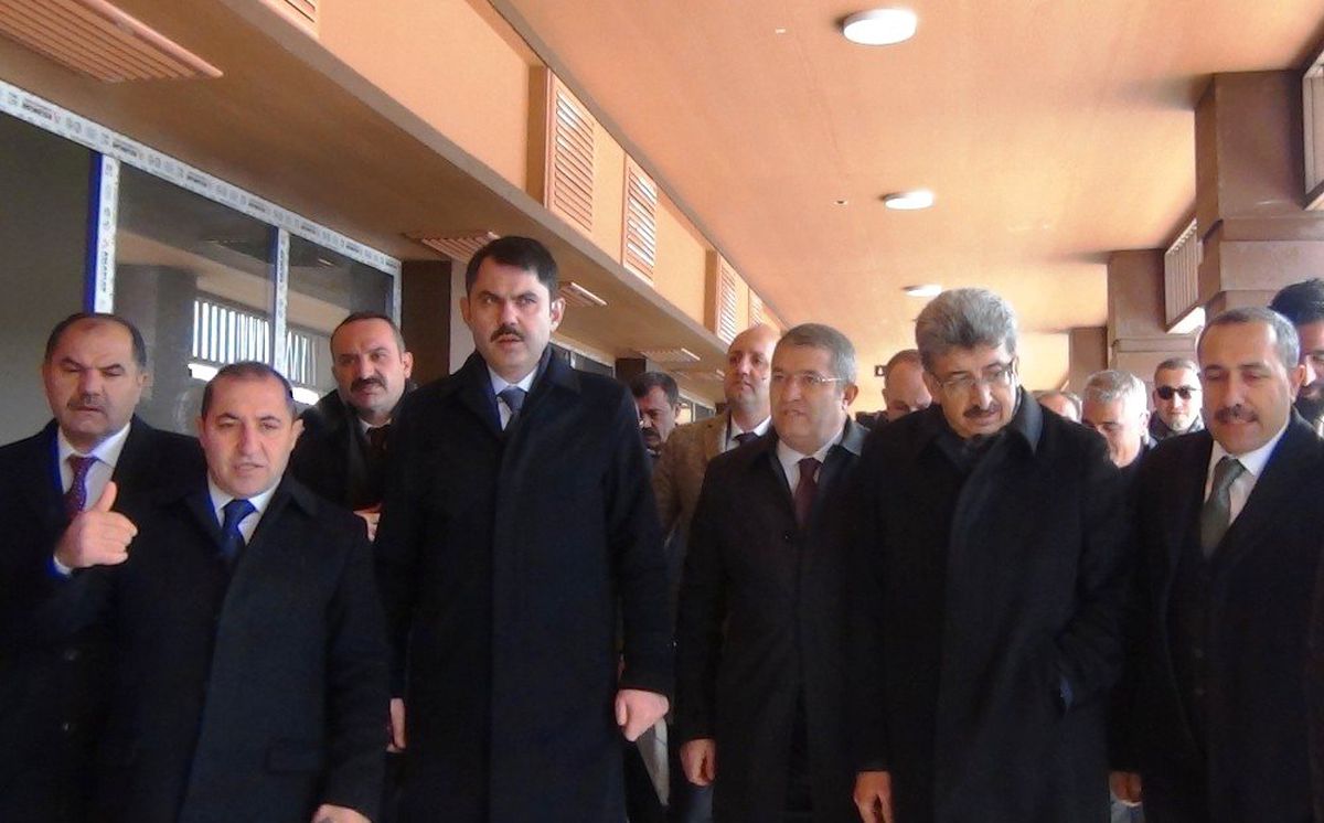 Bakan Kurum, Erciş\'te İncelemelerde Bulundu