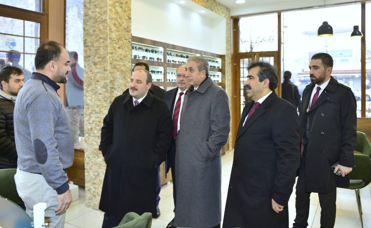 Bakan Varank, Sur Esnafını Ziyaret Etti