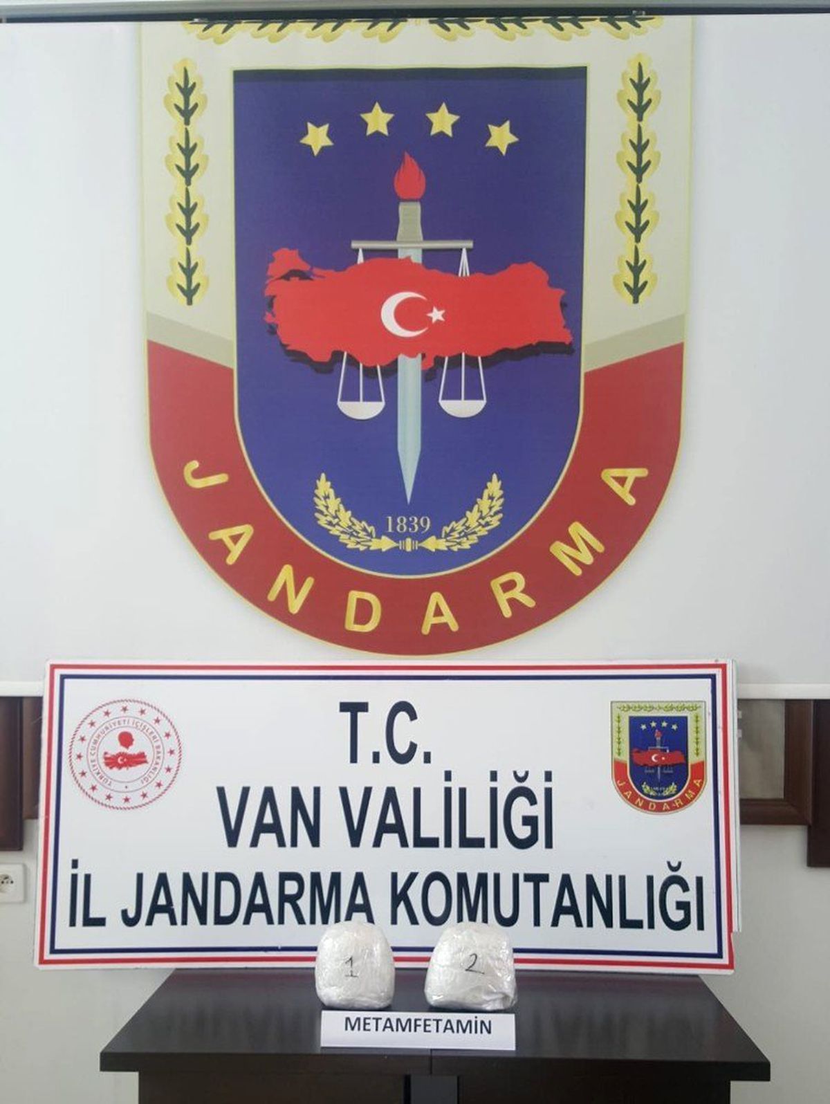 Başkale\'de 1 Kilo 900 Gram Metamfetamin Ele Geçirildi