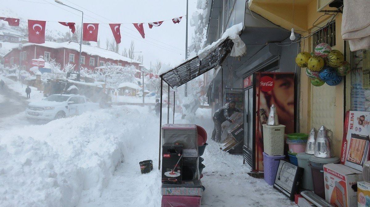 Başkale\'de Yoğun Kar Yağışı