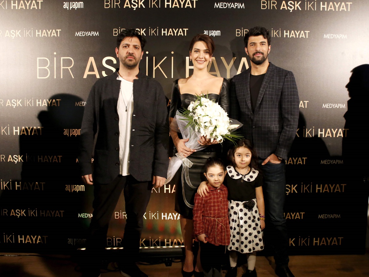 Başrol Oyuncuları, Herkesten Önce Hayranlarıyla İzledi!