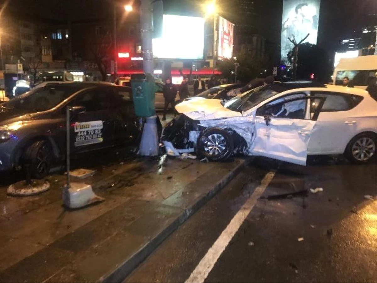 Beşiktaş\'ta Hızını Alamayan Otomobil 3 Araca Çarptı: 4 Yaralı