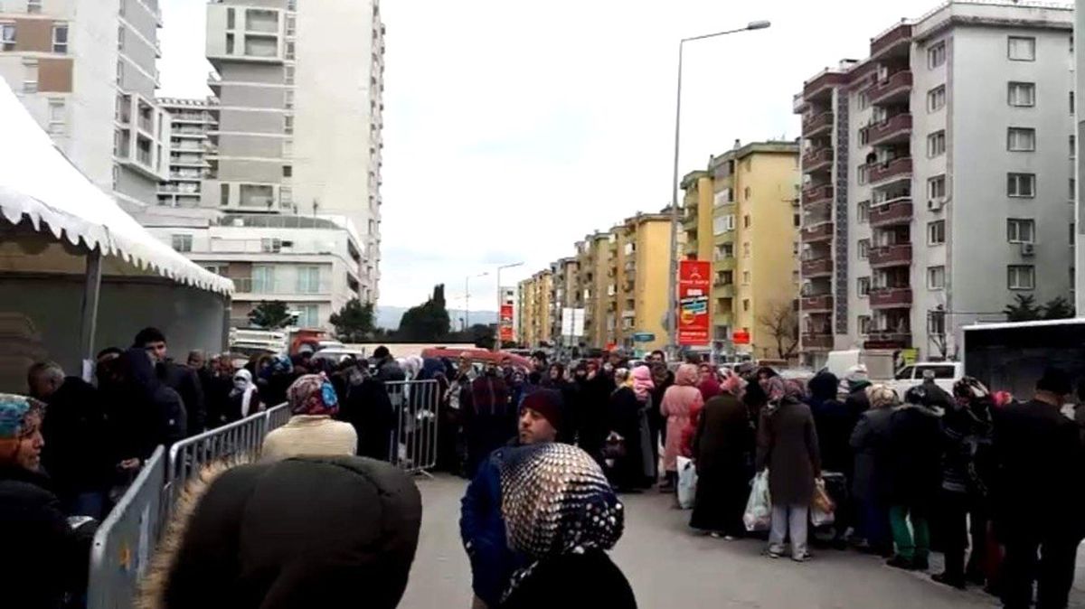 Bursa\'da Ucuz Sebze Satışı Başladı, Ürünler Kapışıldı