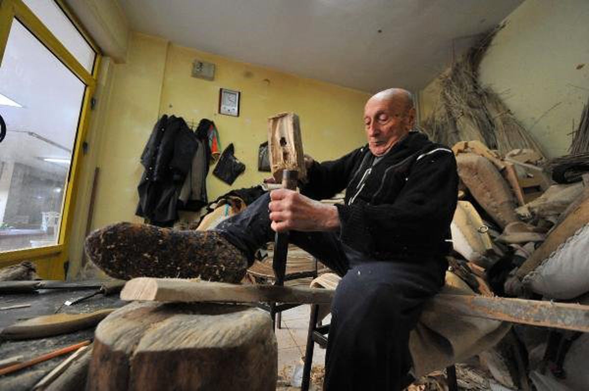 Bursa\'nın Tek Semercisi, 74 Yıldır Mesleğini Yapıyor