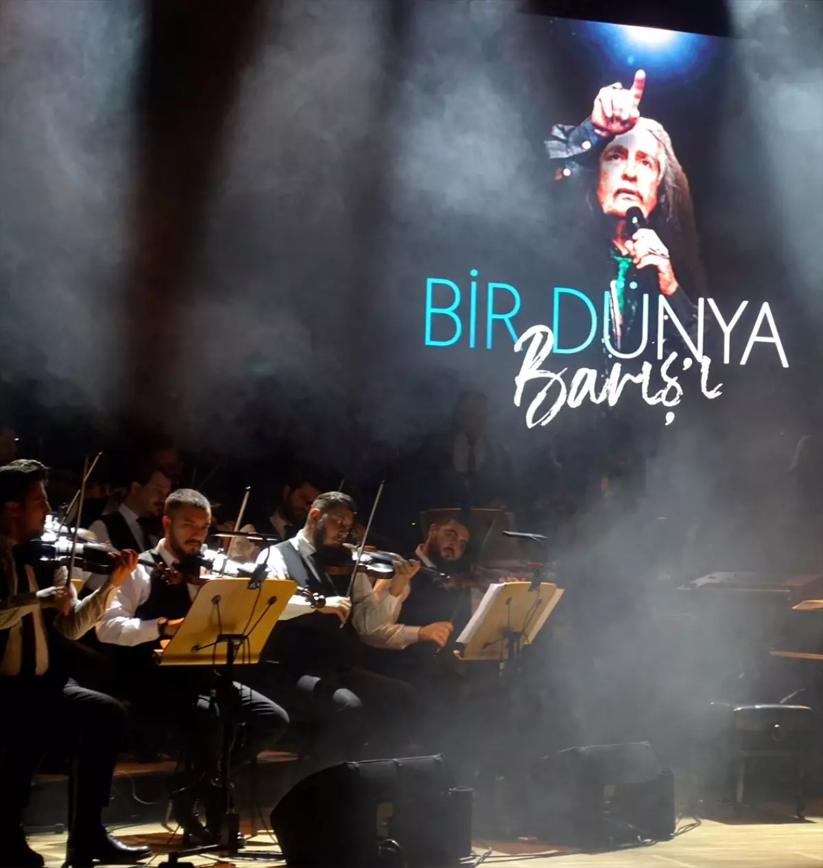 Crr\'de "Bir Dünya Barış\'ı" Konseri