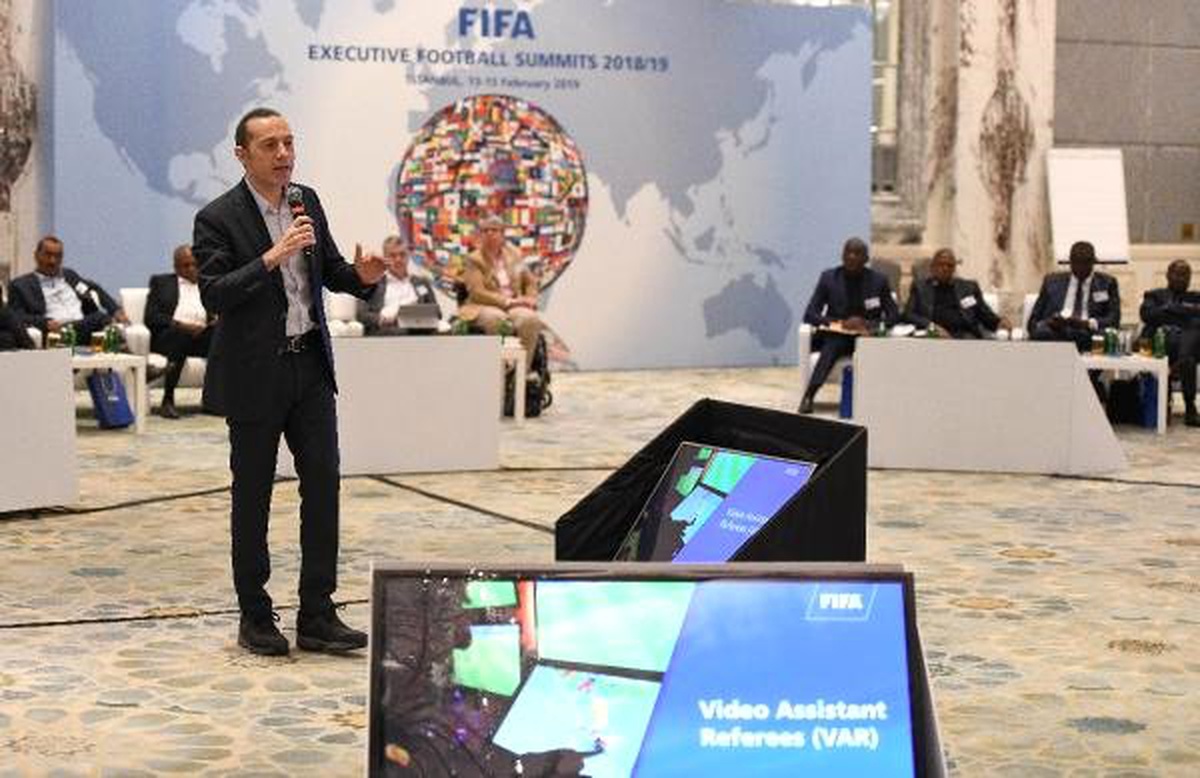 Cüneyt Çakır\'dan FIFA Zirvesi\'nde Var Sunumu