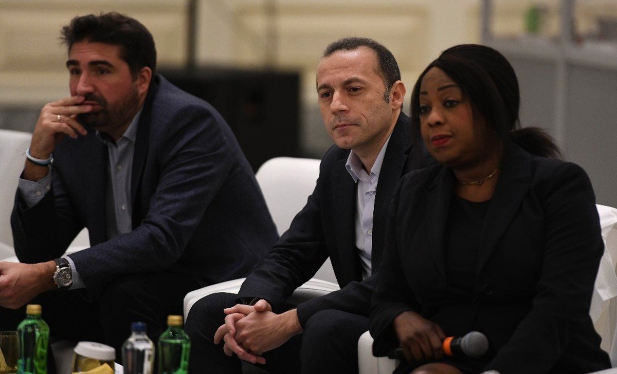 Cüneyt Çakır, FIFA Futbol Yönetim Zirvesi\'nde Var Sunumu Yaptı