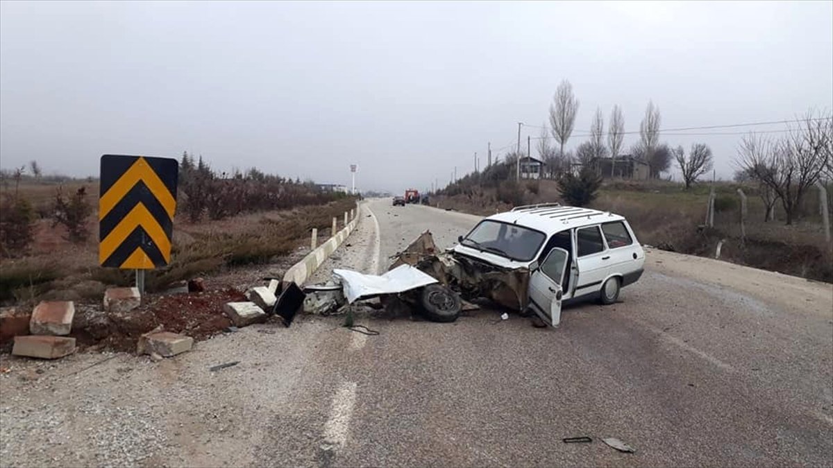 Denizli\'de İki Otomobil Çarpıştı: 2 Yaralı