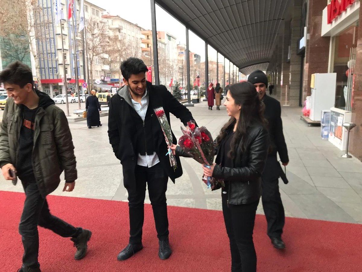 Doğa Cadde\'den Sevgililer Günü Jesti