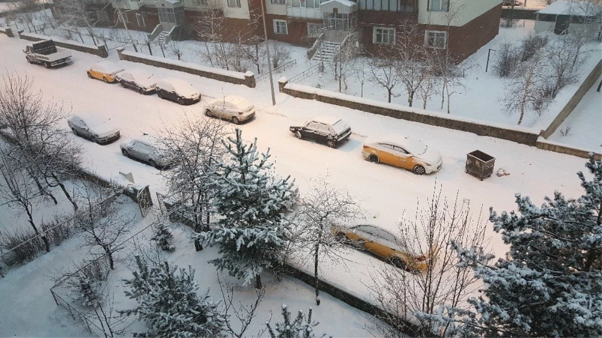 Doğu Anadolu\'da Kar Yağışı: 300 Köy ve Mahalle Yolu Kapandı