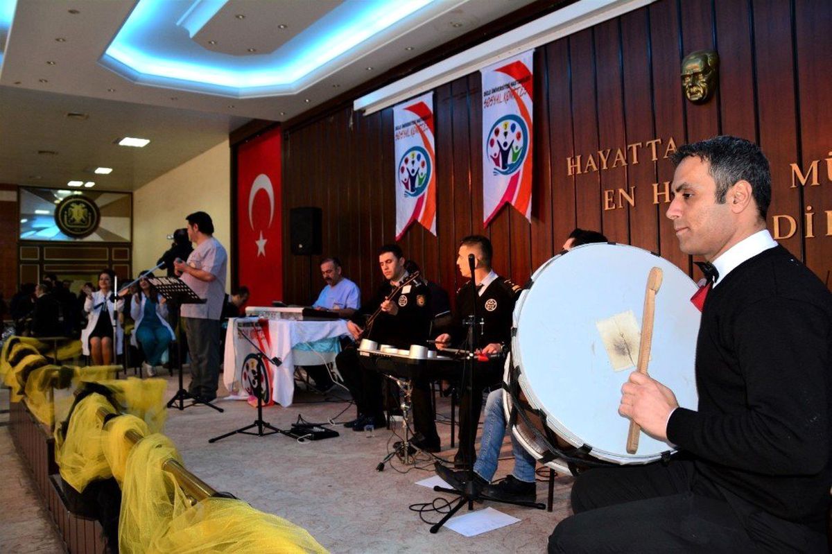 Dü\'de Sağlık Çalışanlarından Sürpriz Moral Konseri