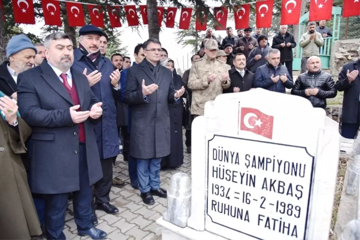 Dünya Şampiyonu Güreşçi, Mezarı Başında Anıldı