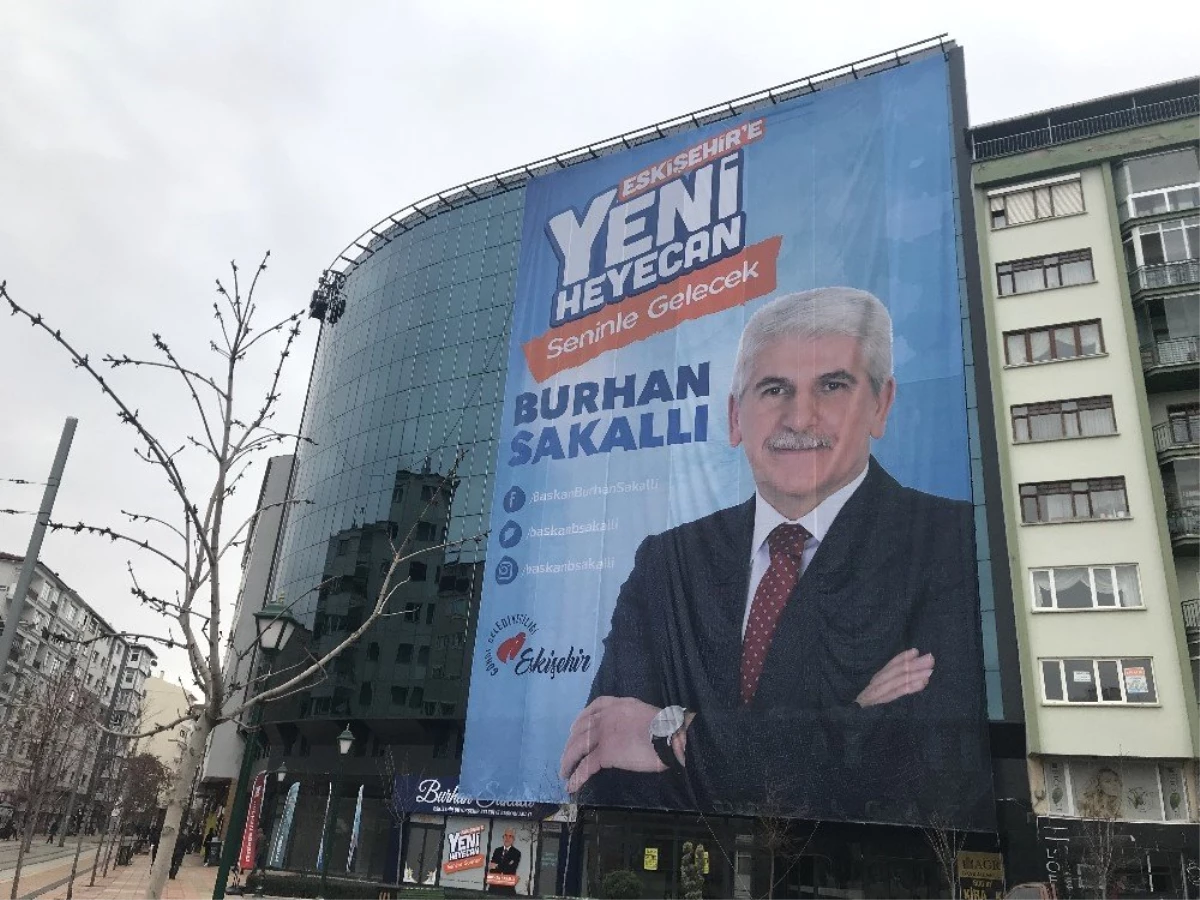 Eskişehir\'de AK Parti Adayının Seçim Afişi İndirildi