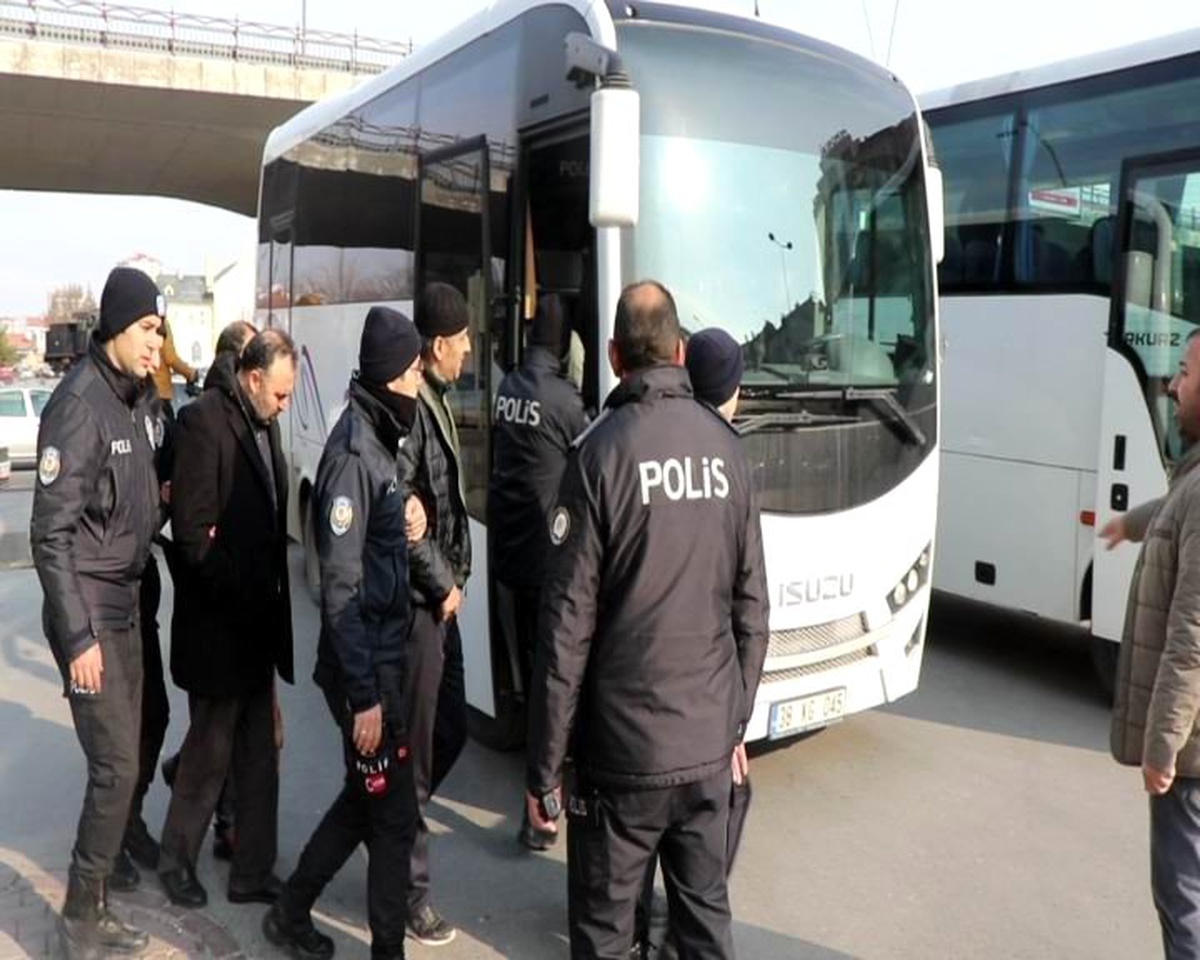 Fetö\'den Gözaltına Alınan 26 İhraç Polis Sağlık Kontrolünden Geçti