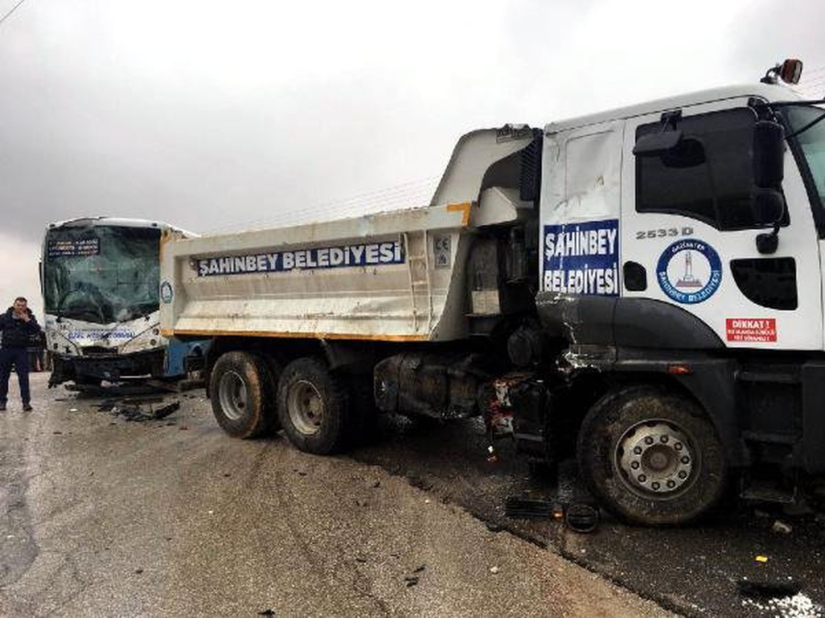 Gaziantep\'te Özel Halk Otobüsü Kamyona Çarptı: 5 Yaralı