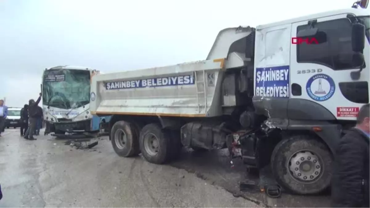 Gaziantep\'te Özel Halk Otobüsü Kamyona Çarptı 5 Yaralı