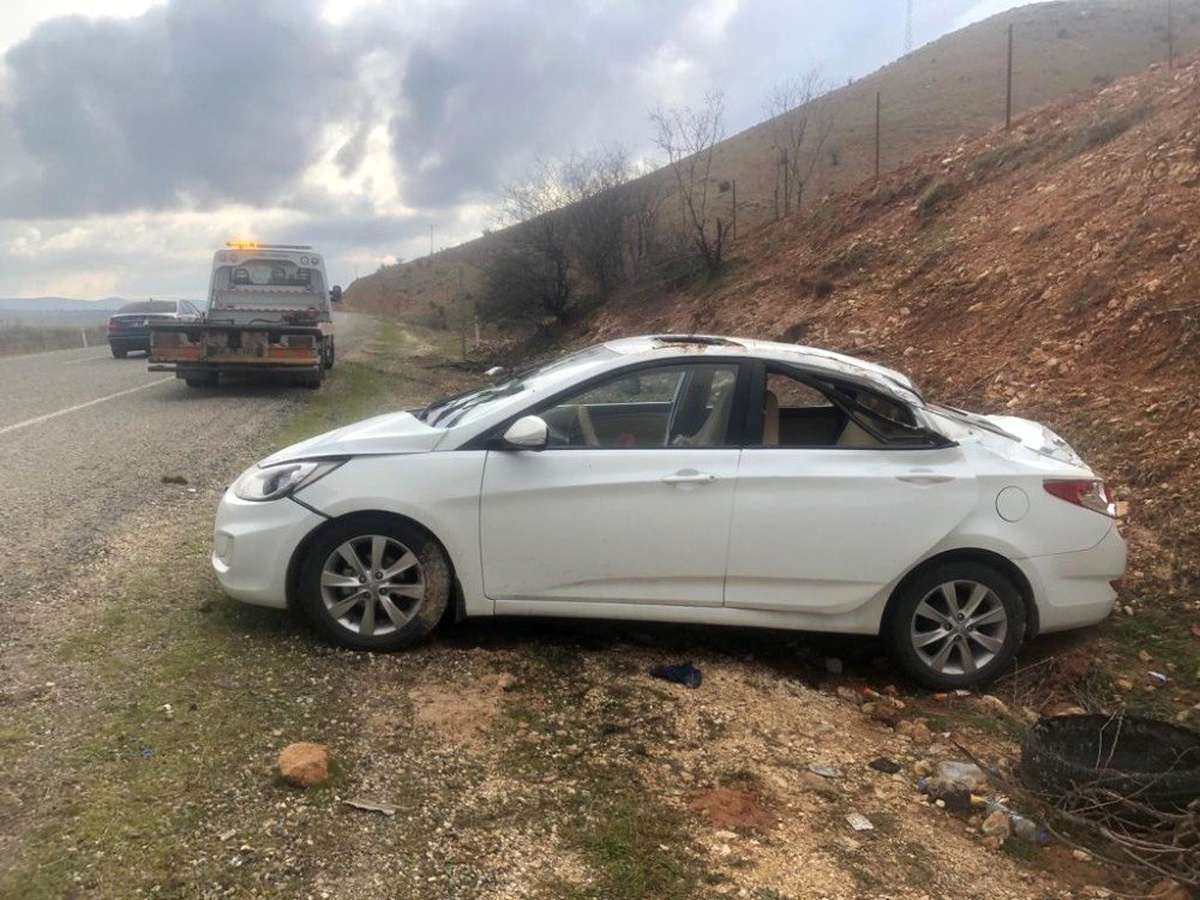 Gercüş\'te Yoldan Çıkan Otomobil Takla Attı: 3 Yaralı