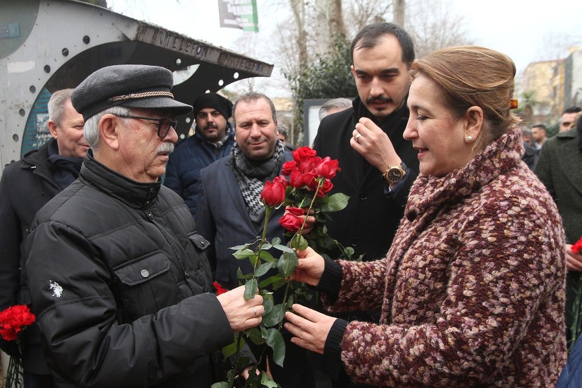 Gönül, Vatandaşları Çiçeklerle Karşıladı