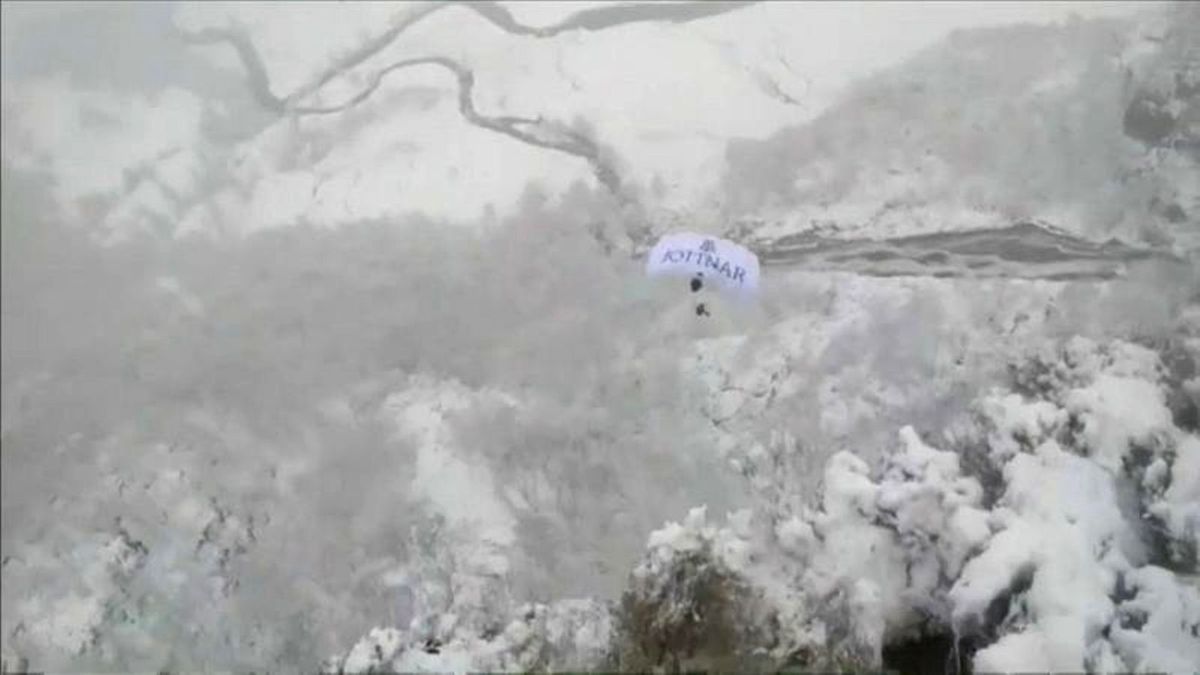Haftanın No Comment Videoları: Çin\'in Bir Tarafında Donan Sular, Diğer Tarafında Kiraz Çiçekleri