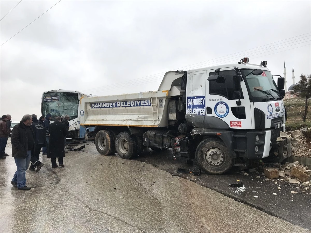 Halk Otobüsü ile Kamyon Çarpıştı: 5 Yaralı