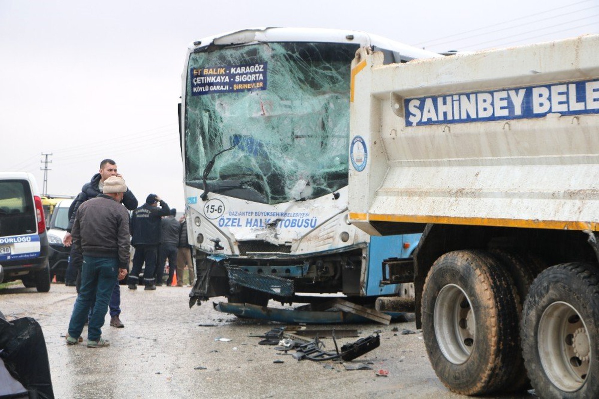 Halk Otobüsü ile Kamyon Çarpıştı: 5 Yaralı