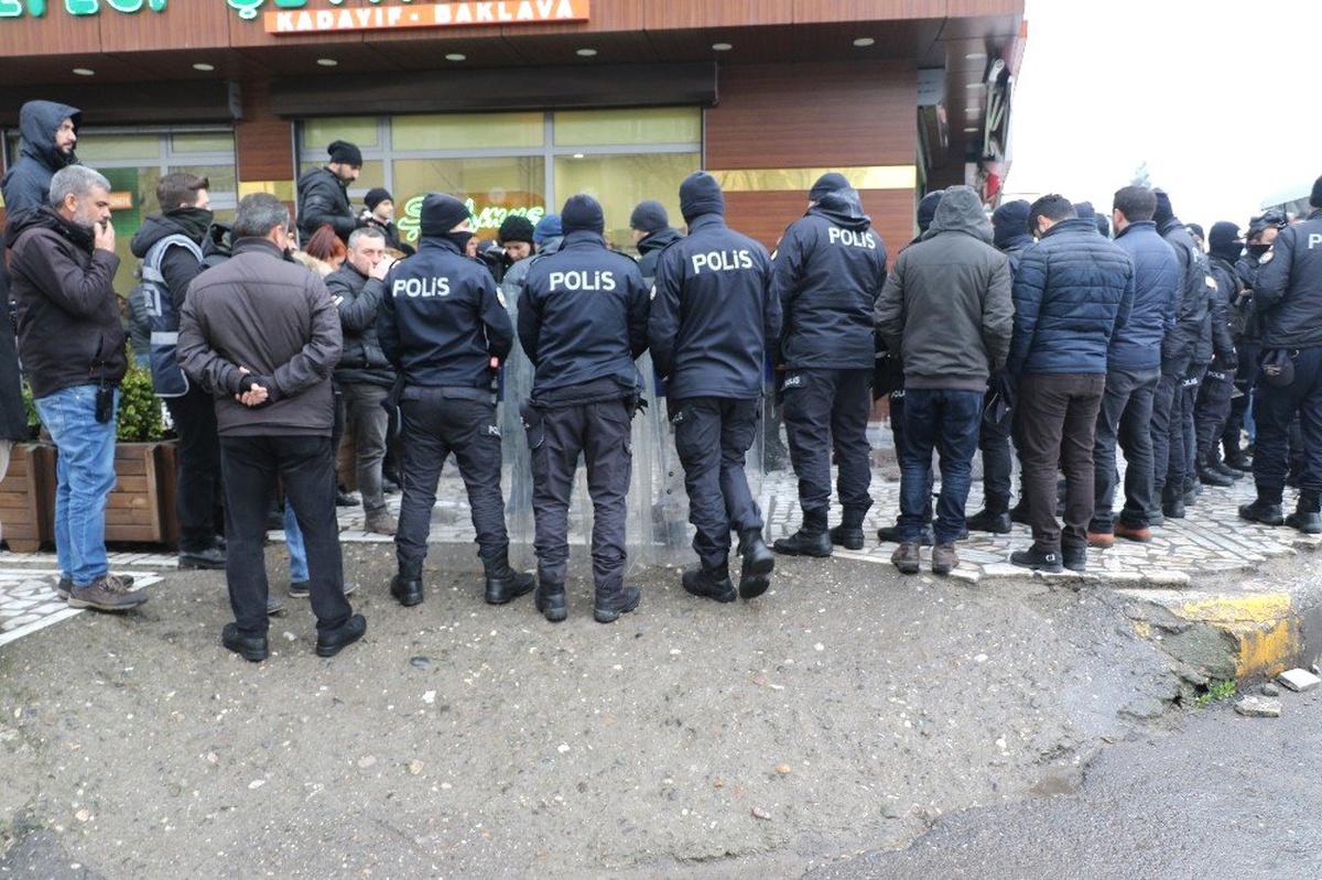 Hdp\'li Vekillerin Yürüyüşüne Polis İzin Vermedi