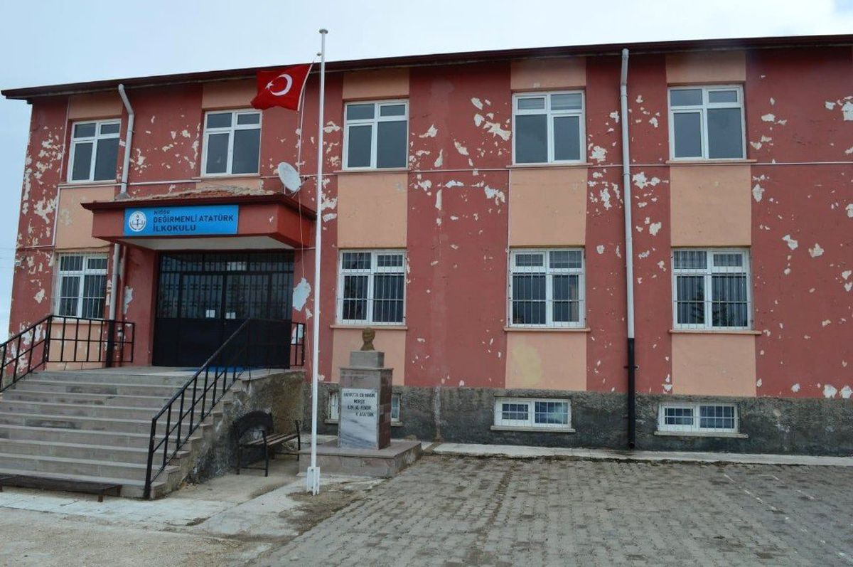 Hükümlüler Okul Boyuyor