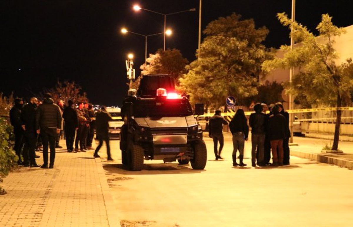 İzmir\'de şüpheli paketten EYP çıktı