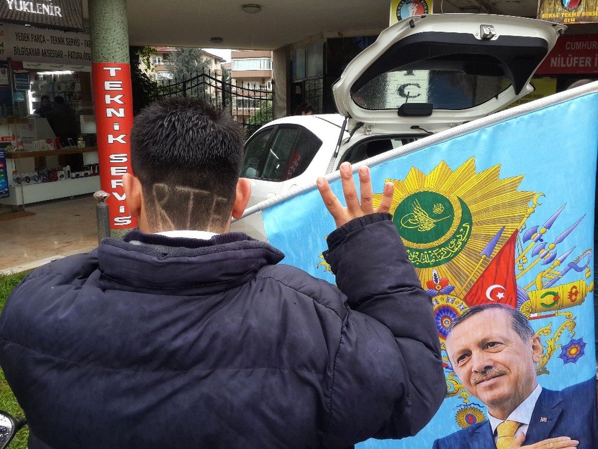 Kafasına "Rte" Kazıttı