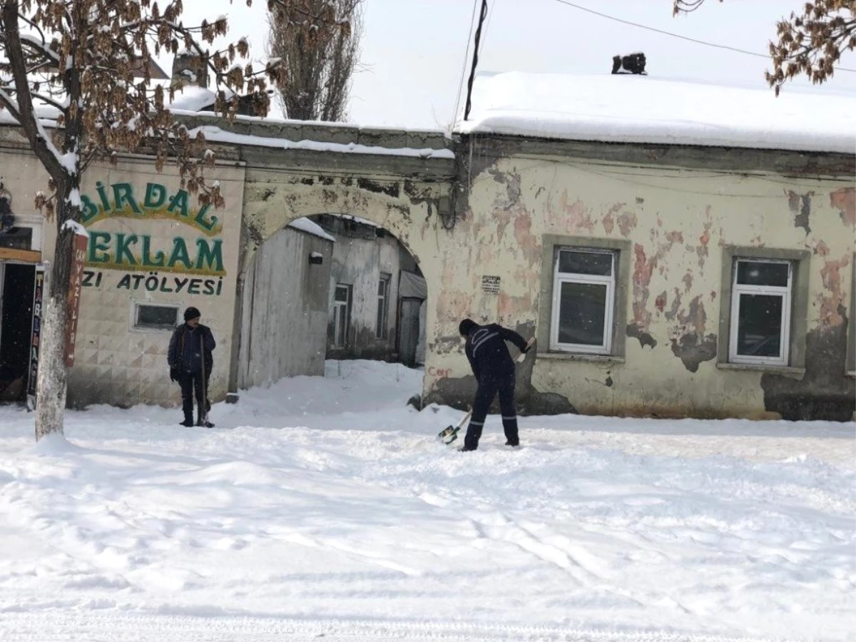 Kars\'ta Belediye Kaldırımların Karını Temizliyor