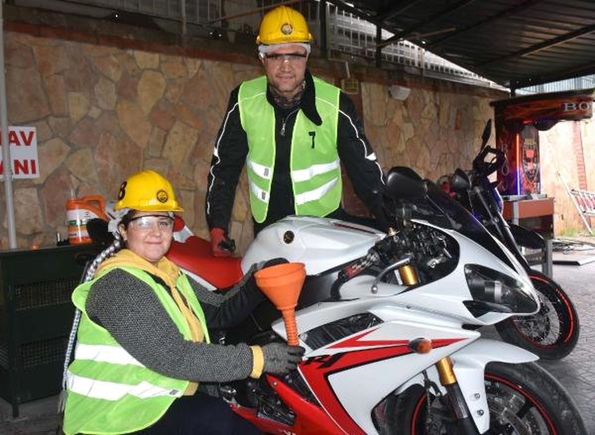 Kimyager Zeynep, Motosiklet Tamircisi Oldu