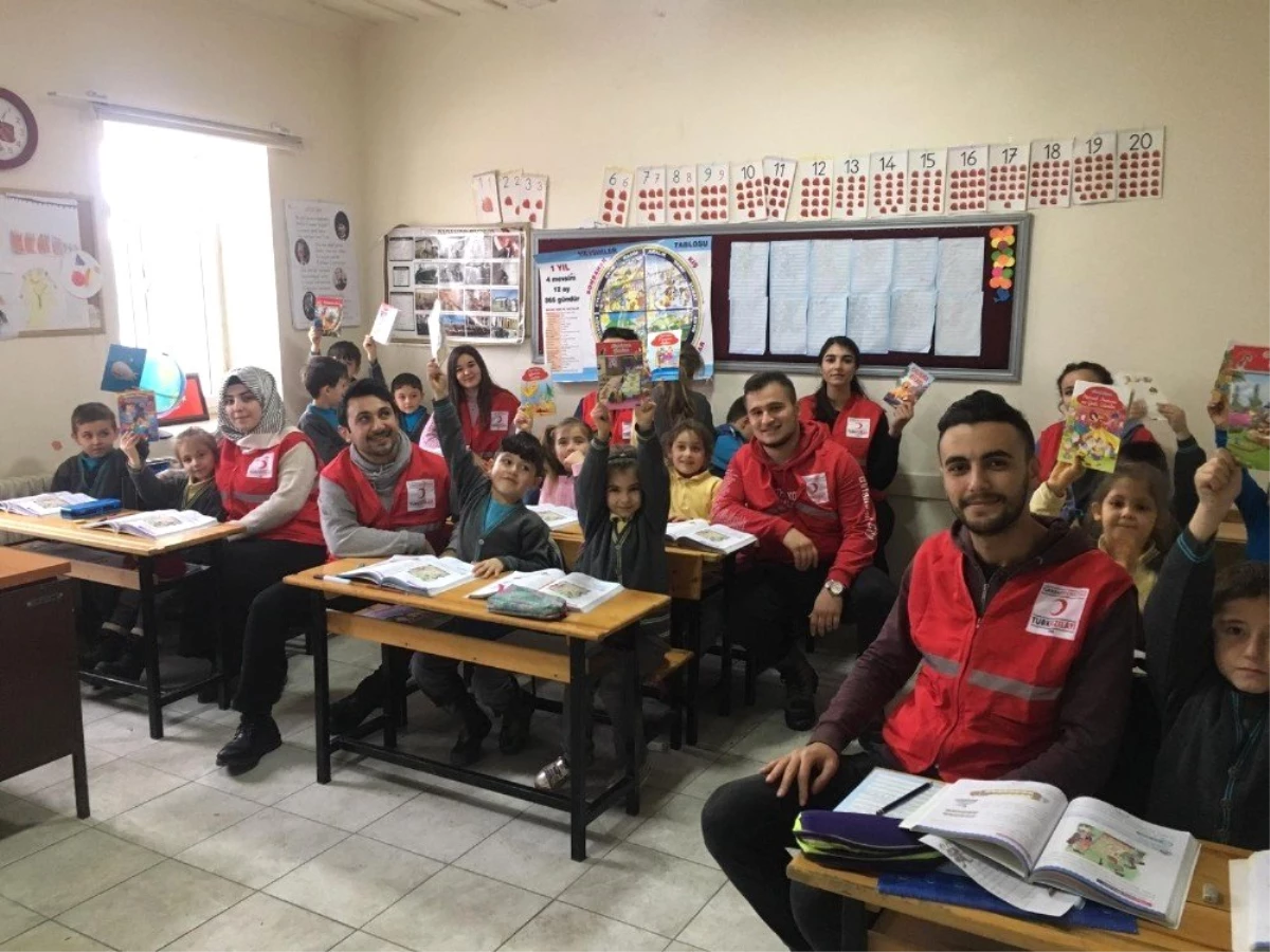 Kızılay Tarafından Okullarda "2018 Yılı Güvenli Yaşam Takvimi" Dağıtıldı