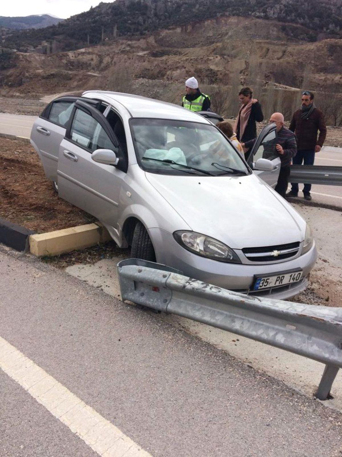 Kontrolden Çıkan Otomobil Refüje Daldı: 2 Yaralı